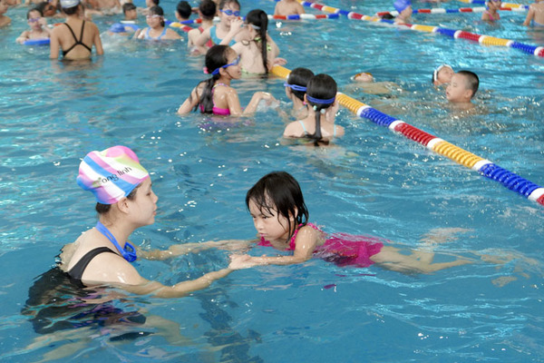 Khoá học bơi cho trẻ em tại CLB Hồ bơi Rạch Miễu. Hồ bơi gần đây